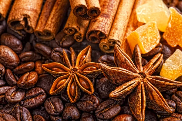 Tazza di caffè, spezie e cioccolato sulla struttura del tavolo in legno con co — Foto Stock