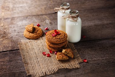 Şişeler ve Çerezler, seçici odak içme yoğurt