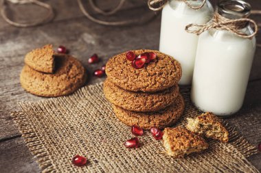 Şişeler ve Çerezler, seçici odak içme yoğurt