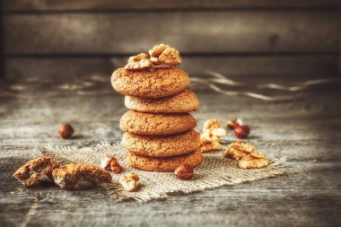 Taze kırmızı ve yeşil elma, tarçın, tarçın zemin