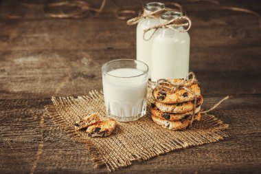 Taze kırmızı ve yeşil elma, tarçın, tarçın zemin