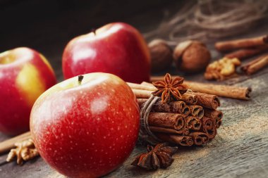 Taze kırmızı ve yeşil elma, tarçın, tarçın zemin