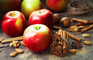 Taze kırmızı ve yeşil elma, tarçın, tarçın zemin