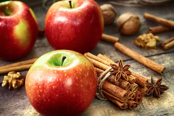 Manzanas rojas y verdes frescas, palitos de canela, canela molida — Foto de Stock