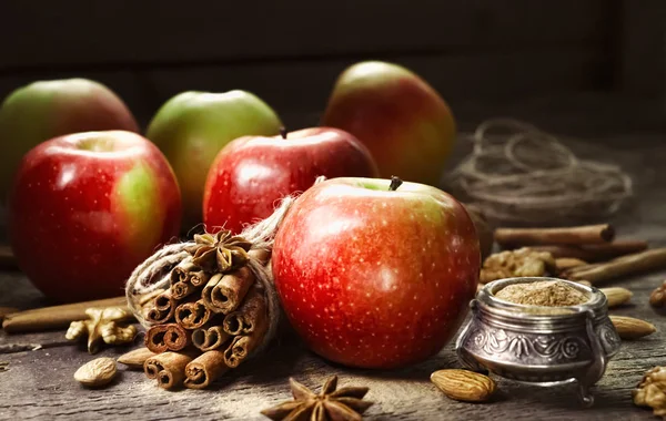 Manzanas rojas y verdes frescas, palitos de canela, canela molida — Foto de Stock