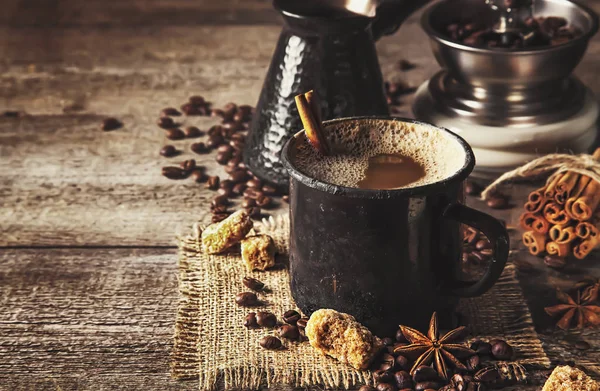 Antiga xícara de café e moinho no fundo rústico escuro — Fotografia de Stock