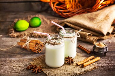 Taze süt ürünleri ve eski bir ahşap zemin üzerine tarçın s