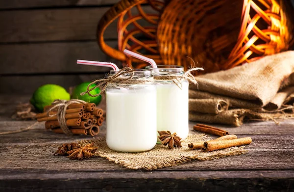 Frische Milchprodukte und Zimt auf altem Holzgrund, — Stockfoto
