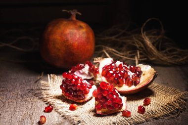 Eski ahşap tabl yakut kırmızı fasulye ile taze soyulmuş nar