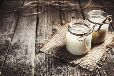 Taze inek süt veya krema cam şişeler, rustik tarzı, vintage 