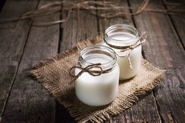 Frische Kuhmilch oder Sahne in Glasflaschen, rustikaler Stil, Jahrgang — Stockfoto