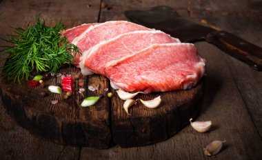 Çiğ et biftek baharat ahşap oyun tahtası, seçici odak ile