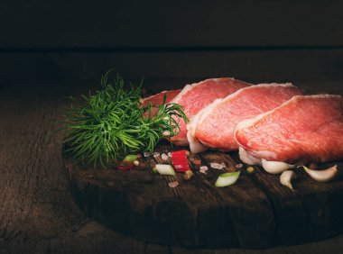 Çiğ et biftek baharat ahşap oyun tahtası, seçici odak ile