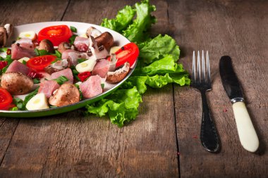 Ahşap masa yemek ve kızartma tavası, baharatlar, bıçakta çiğ et, 