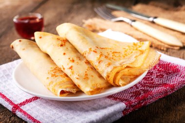 Ev yapımı buğday krep veya çilek reçeli veya marmala ile pancakes
