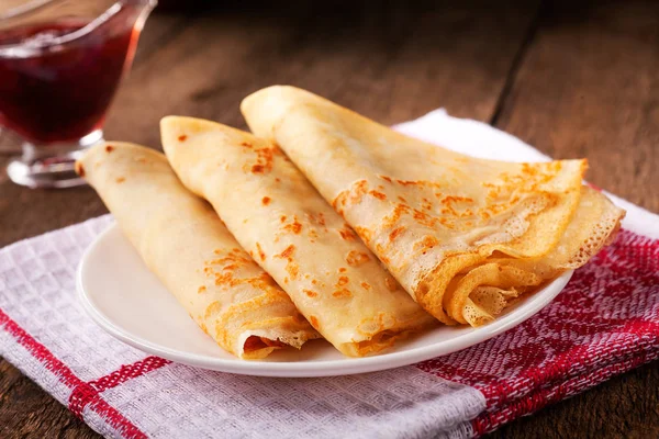 Ev yapımı buğday krep veya çilek reçeli veya marmala ile pancakes