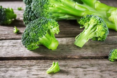 Koyu ahşap arka plan, üstten görünüm üzerinde taze brokoli