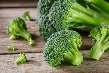 Brokoli, rustik tarzı, eski ahşap arka plan parçaları