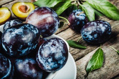 Taze Erik leaveson koyu ahşap arka plan ile. Tonlama. seçin
