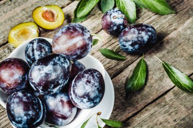 Taze Erik leaveson koyu ahşap arka plan ile. Tonlama. seçin