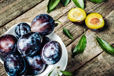 Taze Erik leaveson koyu ahşap arka plan ile. Tonlama. seçin