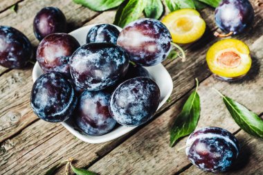 Taze Erik leaveson koyu ahşap arka plan ile. Tonlama. seçin