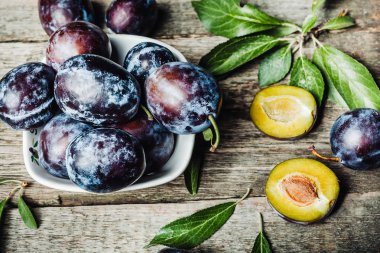 Taze Erik leaveson koyu ahşap arka plan ile. Tonlama. seçin