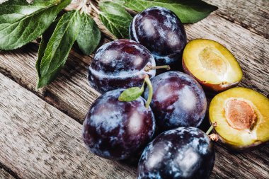 Taze Erik leaveson koyu ahşap arka plan ile. Tonlama. seçin