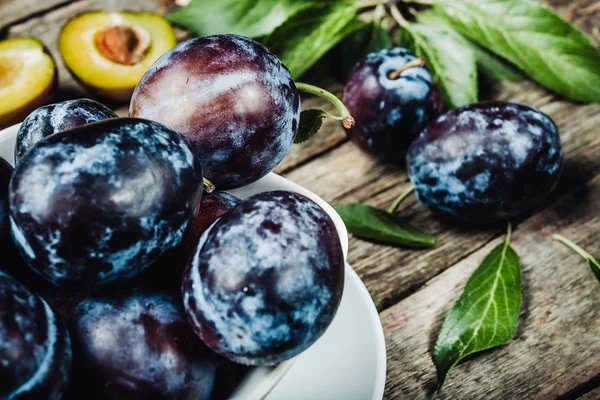 Taze Erik leaveson koyu ahşap arka plan ile. Tonlama. seçin