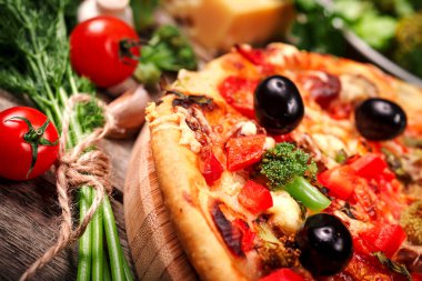 Pizza domates, mozzarella peyniri, Siyah Zeytin ve fesleğen ile.