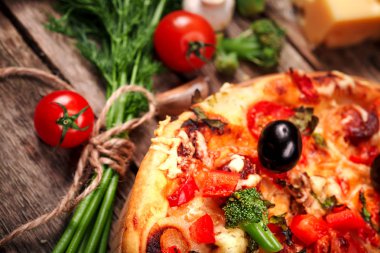 Pizza domates, mozzarella peyniri, Siyah Zeytin ve fesleğen ile.