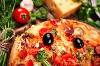 Pizza domates, mozzarella peyniri, Siyah Zeytin ve fesleğen ile.