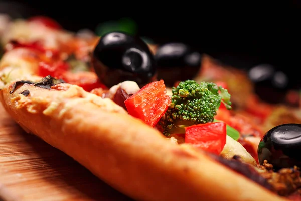 Pizza domates, mozzarella peyniri, Siyah Zeytin ve fesleğen ile.