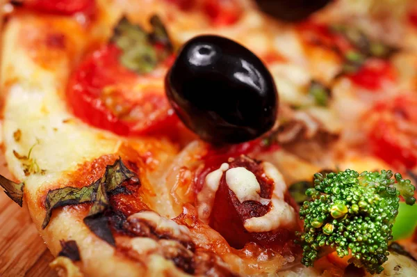 Pizza domates, mozzarella peyniri, Siyah Zeytin ve fesleğen ile.