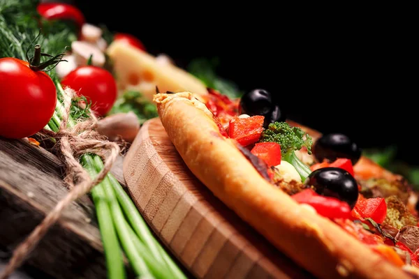 Pizza domates, mozzarella peyniri, Siyah Zeytin ve fesleğen ile.