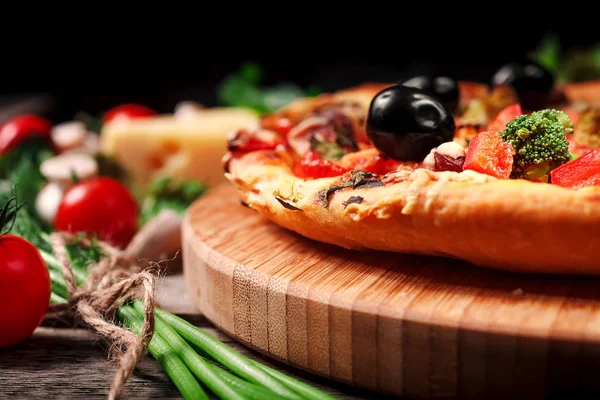 Pizza domates, mozzarella peyniri, Siyah Zeytin ve fesleğen ile.