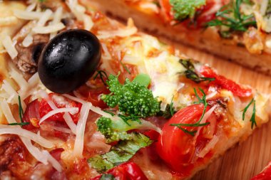 Tahta masada domatesli, peynirli ve mantarlı taze pizza.