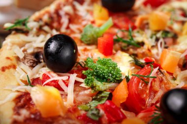 Tahta masada domatesli, peynirli ve mantarlı taze pizza.