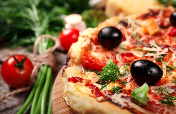Świeża pizza z pomidorami, serem i grzybami na drewnianym stole z bliska — Zdjęcie stockowe
