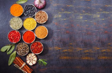 Masada kase içinde farklı baharatlar