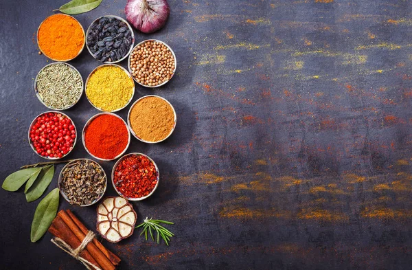 Masada kase içinde farklı baharatlar