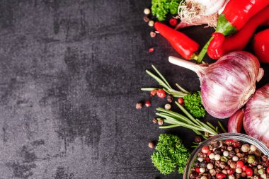 Otlar ve baharatlar siyah taş zemin üzerinde. Kopya alanı ile Üstten Görünüm