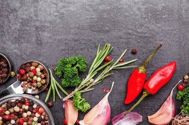 Otlar ve baharatlar siyah taş zemin üzerinde. Kopya alanı ile Üstten Görünüm