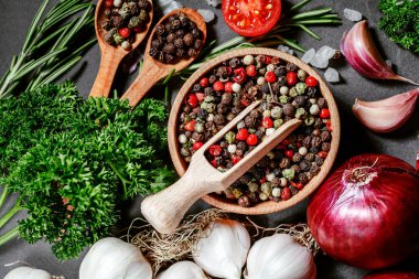 Otlar ve baharatlar siyah taş zemin üzerinde. Kopya alanı ile Üstten Görünüm