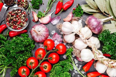 Otlar ve baharatlar siyah taş zemin üzerinde. Kopya alanı ile Üstten Görünüm