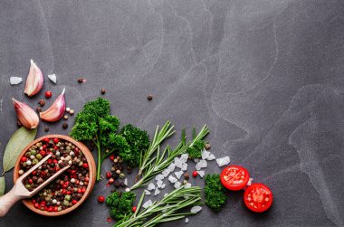 Otlar ve baharatlar siyah taş zemin üzerinde. Kopya alanı ile Üstten Görünüm