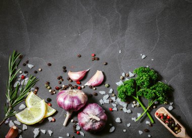 Otlar ve baharatlar siyah taş zemin üzerinde. Kopya alanı ile Üstten Görünüm