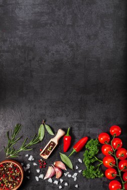 Otlar ve baharatlar siyah taş zemin üzerinde. Kopya alanı ile Üstten Görünüm