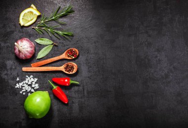 Otlar ve baharatlar siyah taş zemin üzerinde. Kopya alanı ile Üstten Görünüm