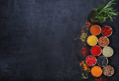 Siyah arka planda baharatlar ve bitkiler